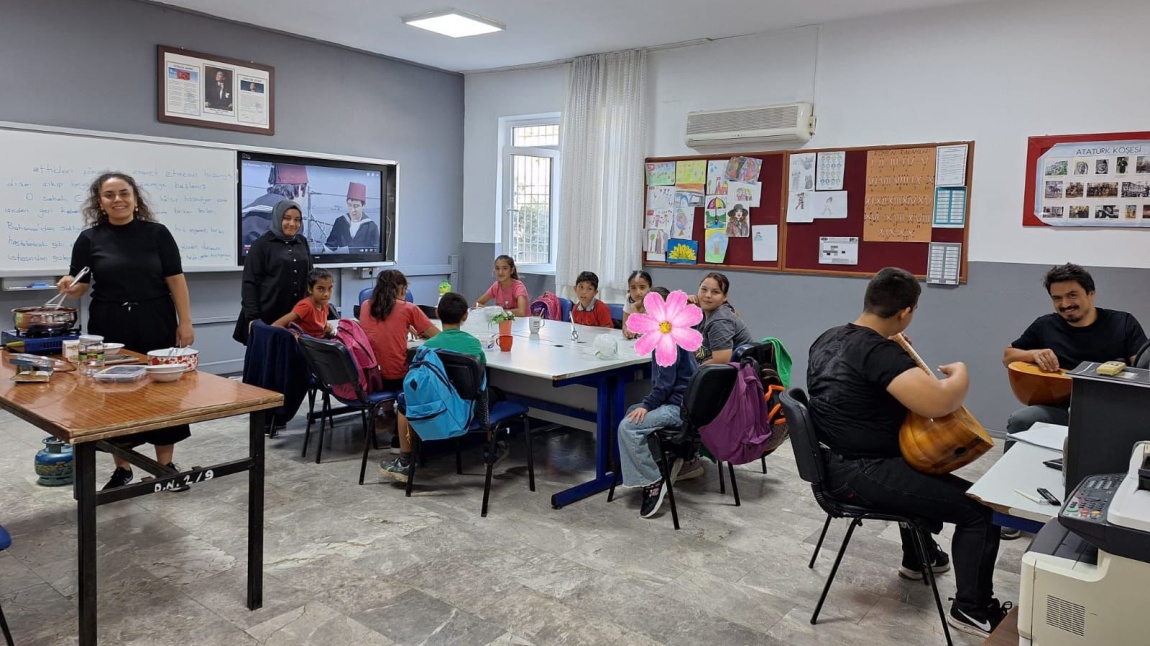 Özel eğitim sınıfımızda sağlıklı beslenme etkinliklerimiz kapsamında çorba, supangle, profiterol yapımı. Emeği geçen öğretmenlerimize teşekkür ederiz.