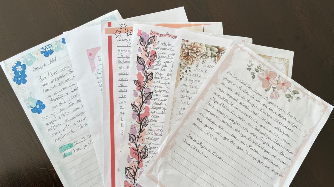 ‘Beautiful Souls Unique Citizens’ adlı e-twinning projemizde öğrencilerimizin yazmış olduğu mektupları Balıkesir Burhaniye Pelitköy Halit Selçuk Ortaokulu’na gönderdik ve onların yazdığı mektuplar okulumuza geldi.